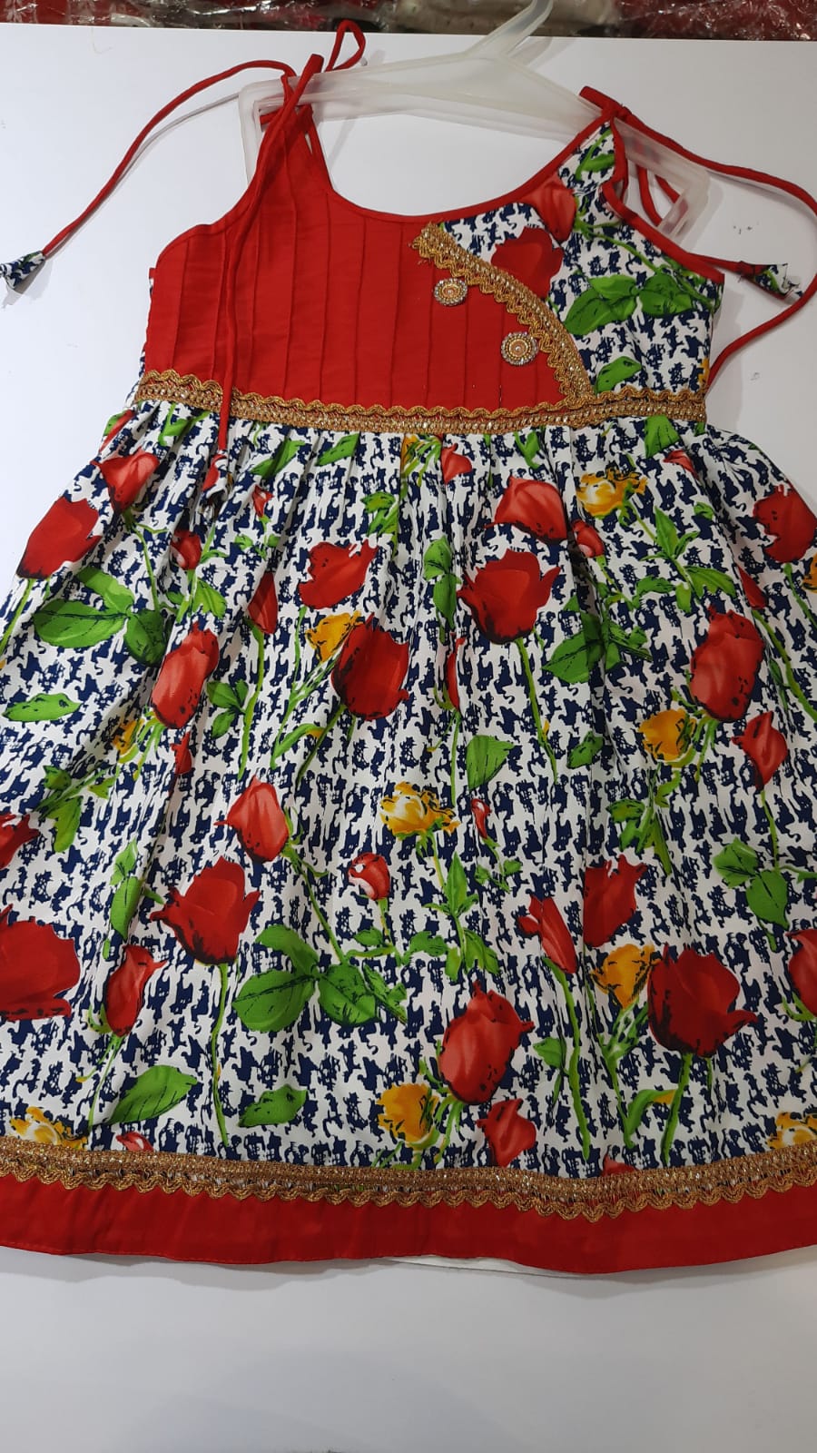 154025 $15.00 RED & FLORAL GIRLS FROCK SIZE 6YR